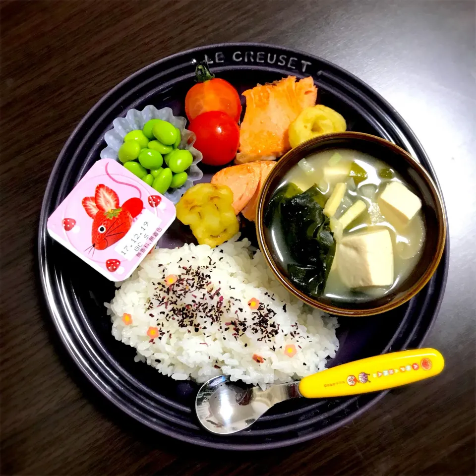 Snapdishの料理写真:12/5❁息子 夜ごはん⭐️
焼き鮭🐟
お豆腐・わかめ・ねぎの味噌汁
プチトマト🍅
枝豆
アンパンマンポテト
ゆかりごはん🌸
ベビーダノン🍓|つんさん