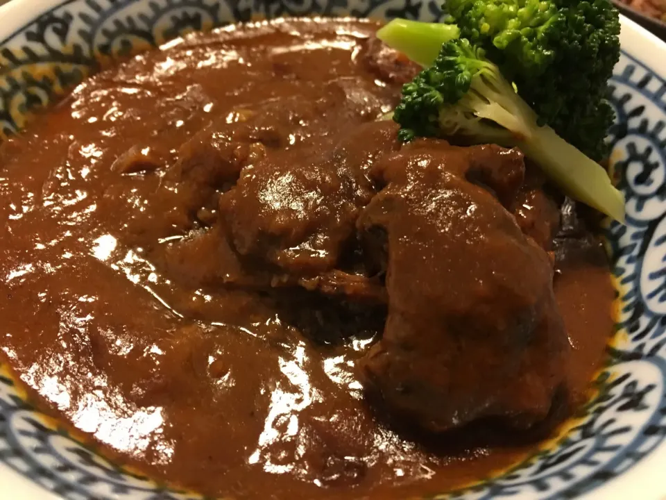 Snapdishの料理写真:ビーフシチュー
野菜を炒めて白ワイン投入
お肉焼き目つけて赤ワイン投入
野菜とワインのみの水分で美味しくできました♡|akemi🐝さん