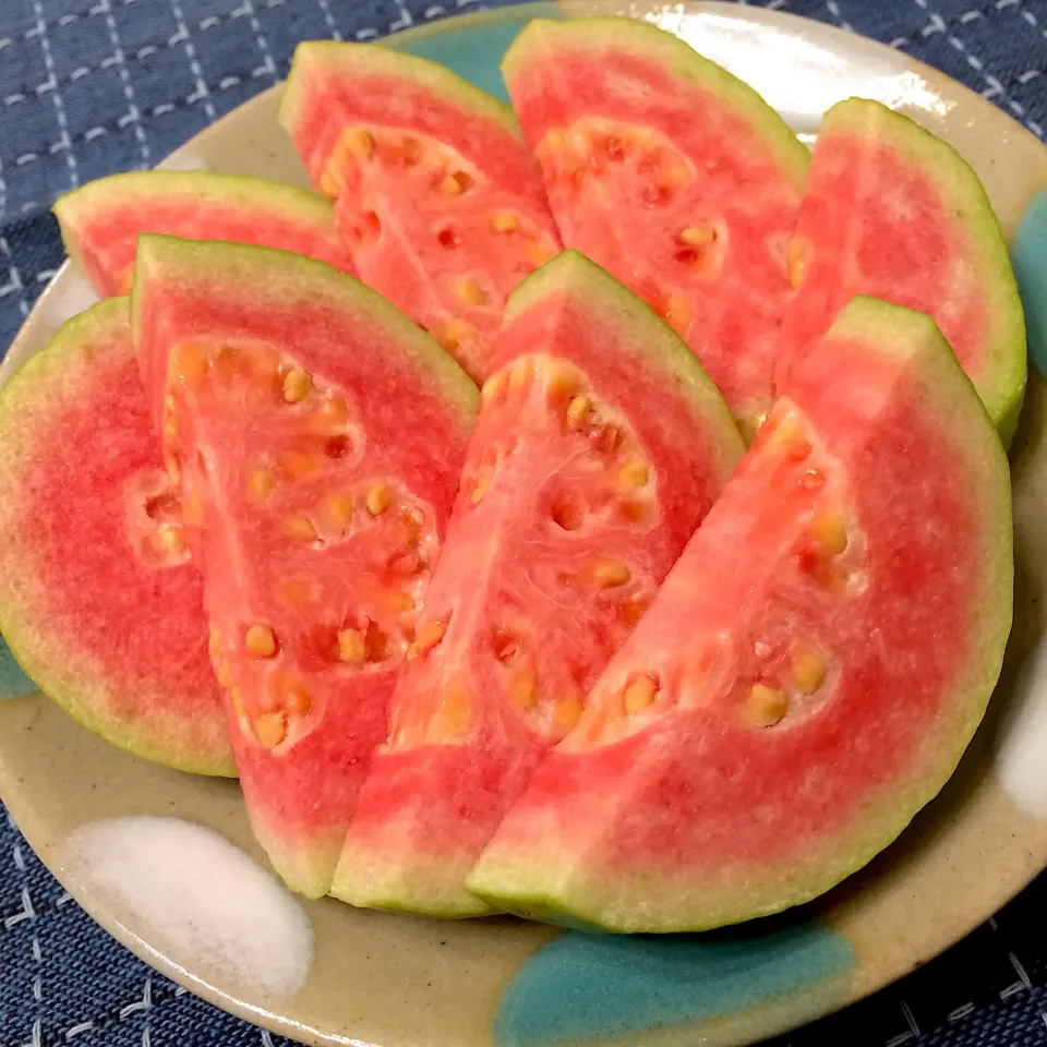 Pink Guava from Taiwan 🇹🇼 - Looks like watermelon! 😆|Doris Wong 🐰さん