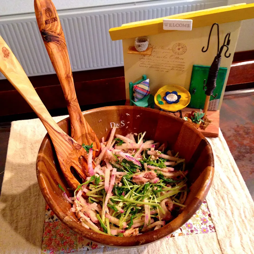 Snapdishの料理写真:このはさんの料理 鯖缶と大根と三つ葉の和サラダ🥗|naonaomimichanさん