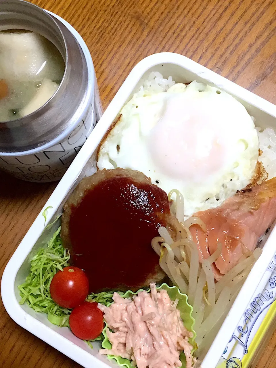 Snapdishの料理写真:12月6日(水) ハンバーグ弁当。なめこ味噌汁|かよっぺさん