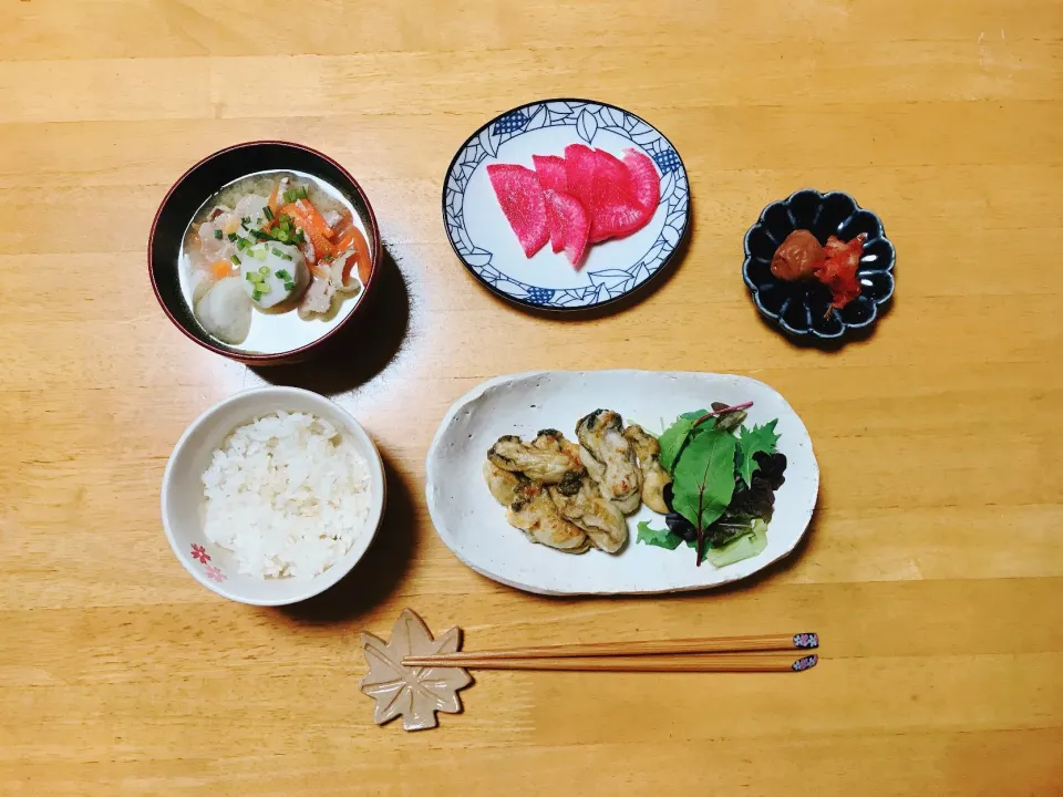 夕ごはん
牡蠣のバター醤油炒め 
豚汁
赤かぶの甘酢漬け|ちゃみこさん