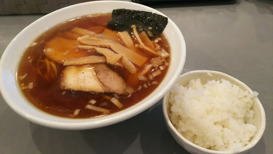 Snapdishの料理写真:正油ラーメン
ランチは小ライスが着いて¥650|kamekameさん