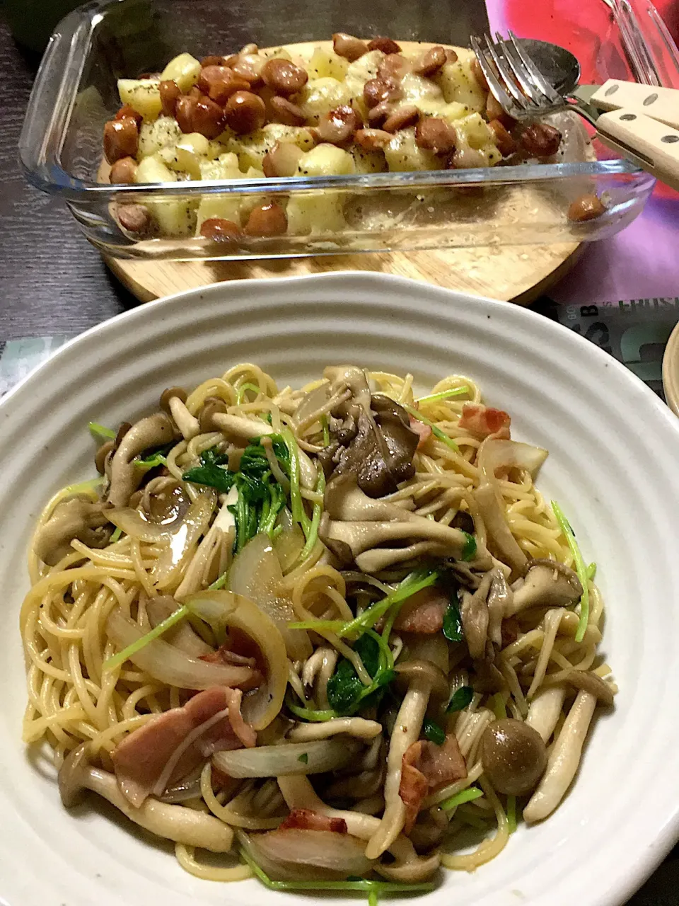 キノコとベーコンと豆苗の和風醤油パスタ、ジャガイモとウィンナーのチーズ焼き(*^｡^*)|ライムさん