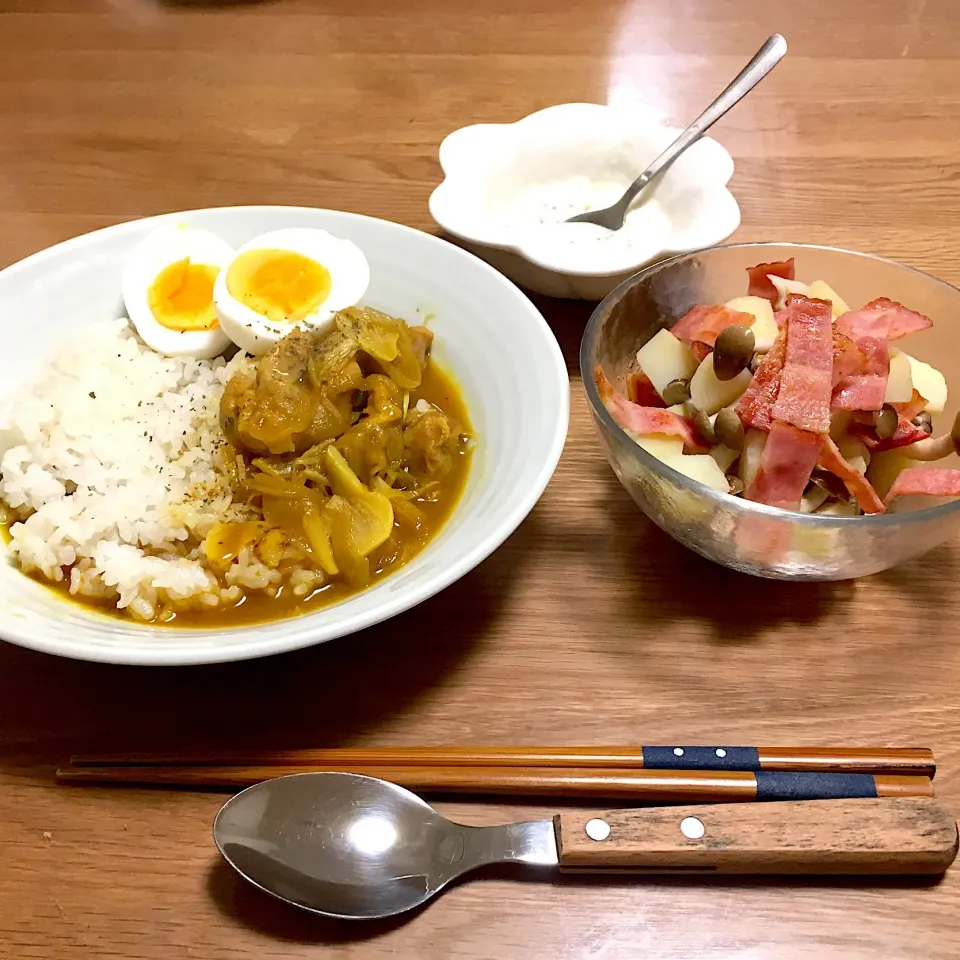 インド風チキンカレー 
じゃがいもとベーコンのサラダ🥗ヨーグルトソース

#チキンカレー
#ヨーグルト|あきころさん