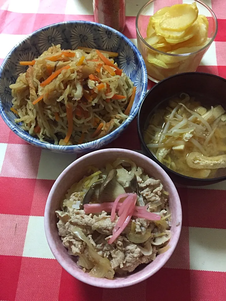 ヘルシーにキノコたっぷりでロースの豚丼。に、切り干し大根と味噌汁。|hanakoさん