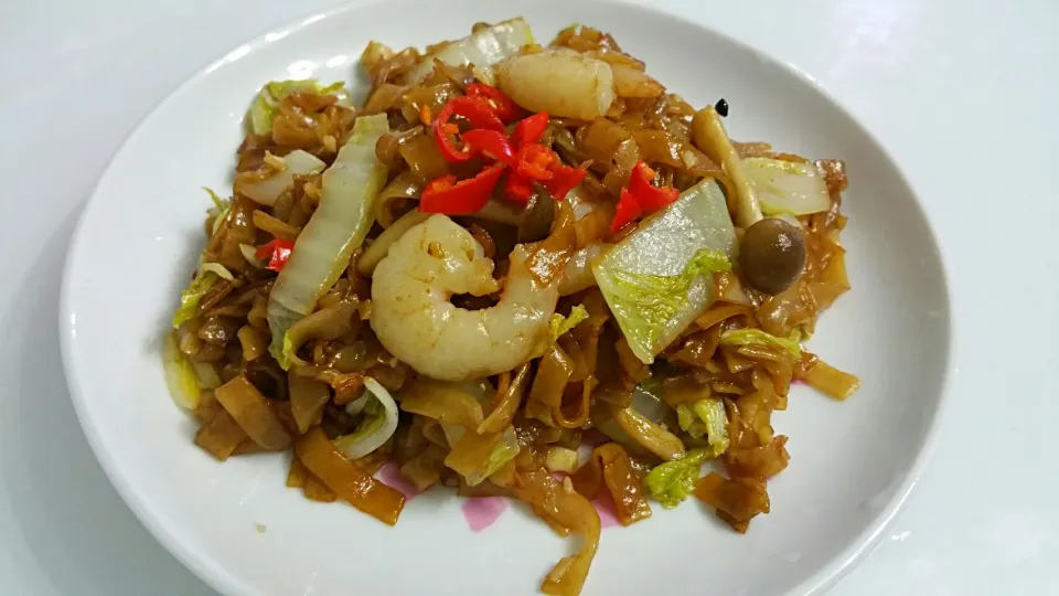 Snapdishの料理写真:Fried kueh teow with cabbage mushrooms prawns lime and chilli padi😍💕|🌷lynnlicious🌷さん