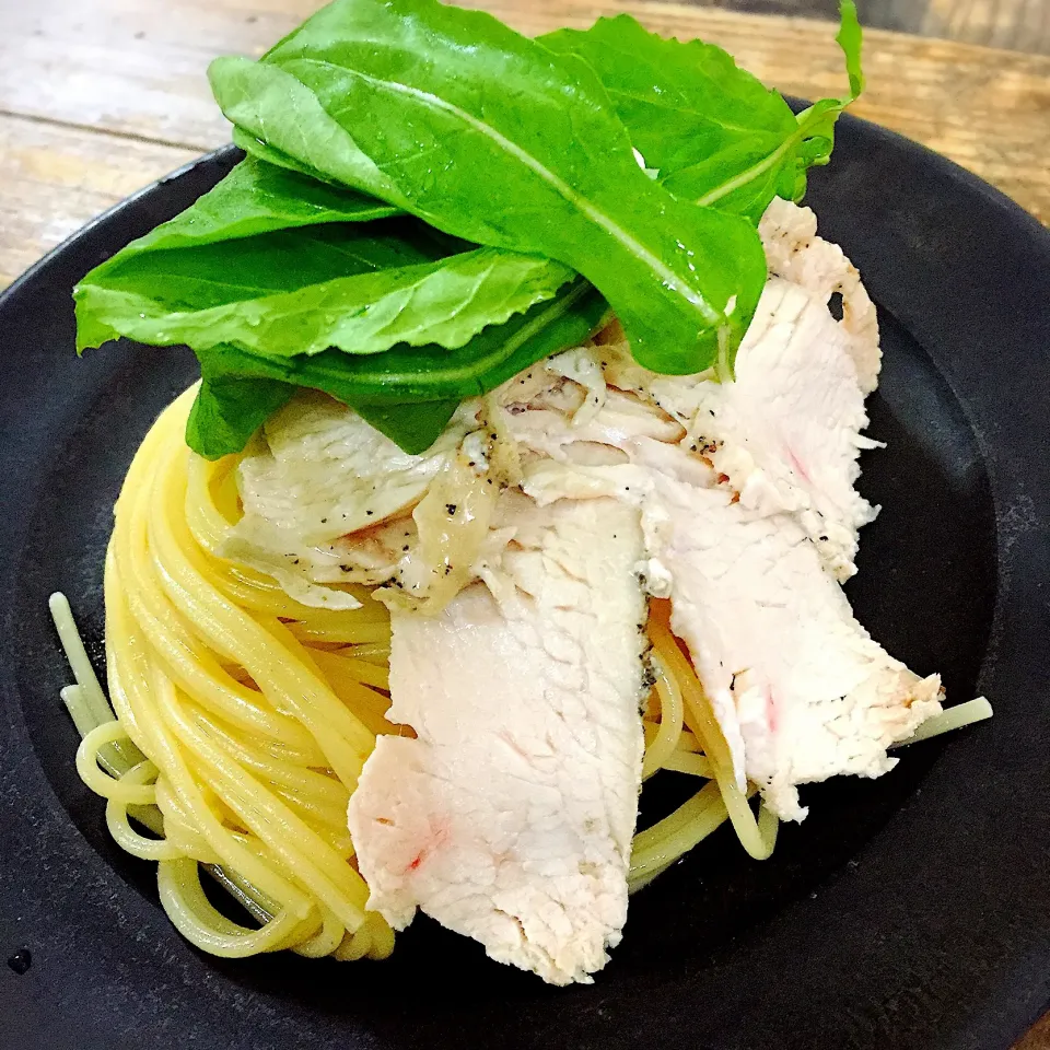 KALDI 塩レモンパスタソースで、レンチン鶏とルッコラのパスタ🍝|アッツさん