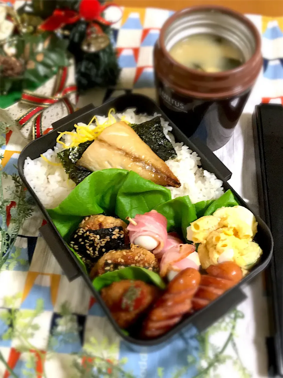 旦那ちゃん弁当🎶
焼き鯖
ゴマつくね
ウイン
マカロニサラダ
うずらベーコン
コロッケ(チン)
えのきわかめのお味噌汁|BooBooさん