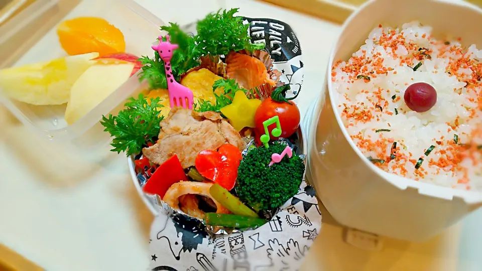 父ちゃんの今日のサラメシ ゆがんだハート❤パプリカ弁当(笑)
 肉野菜炒め、イカとニンニクの芽中華炒め、玉子焼き、七賢塩麹鮭、他。|Naomi Furuyaさん