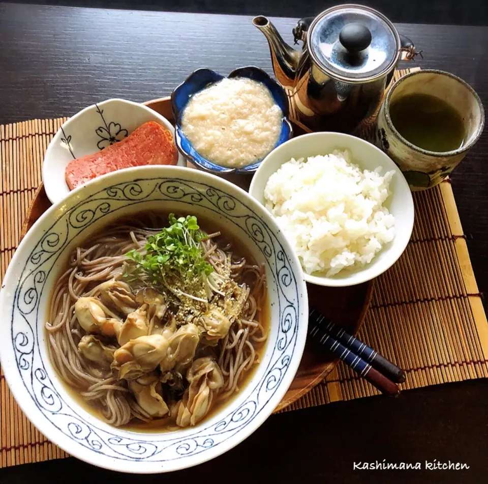 Snapdishの料理写真:おはようございます😃
旦那の今日の朝ご飯は、牡蠣蕎麦、とろろ付き✨
忘年会シーズンは肝臓をサポートしてくれる食べ物を食べるようにしてます💪
絶対に風邪ひいちゃダメな時❗️
体調管理しながら無理せず、でも頑張らなくちゃ✊
皆さん良い１日を❤️|Kashimanakitchenさん