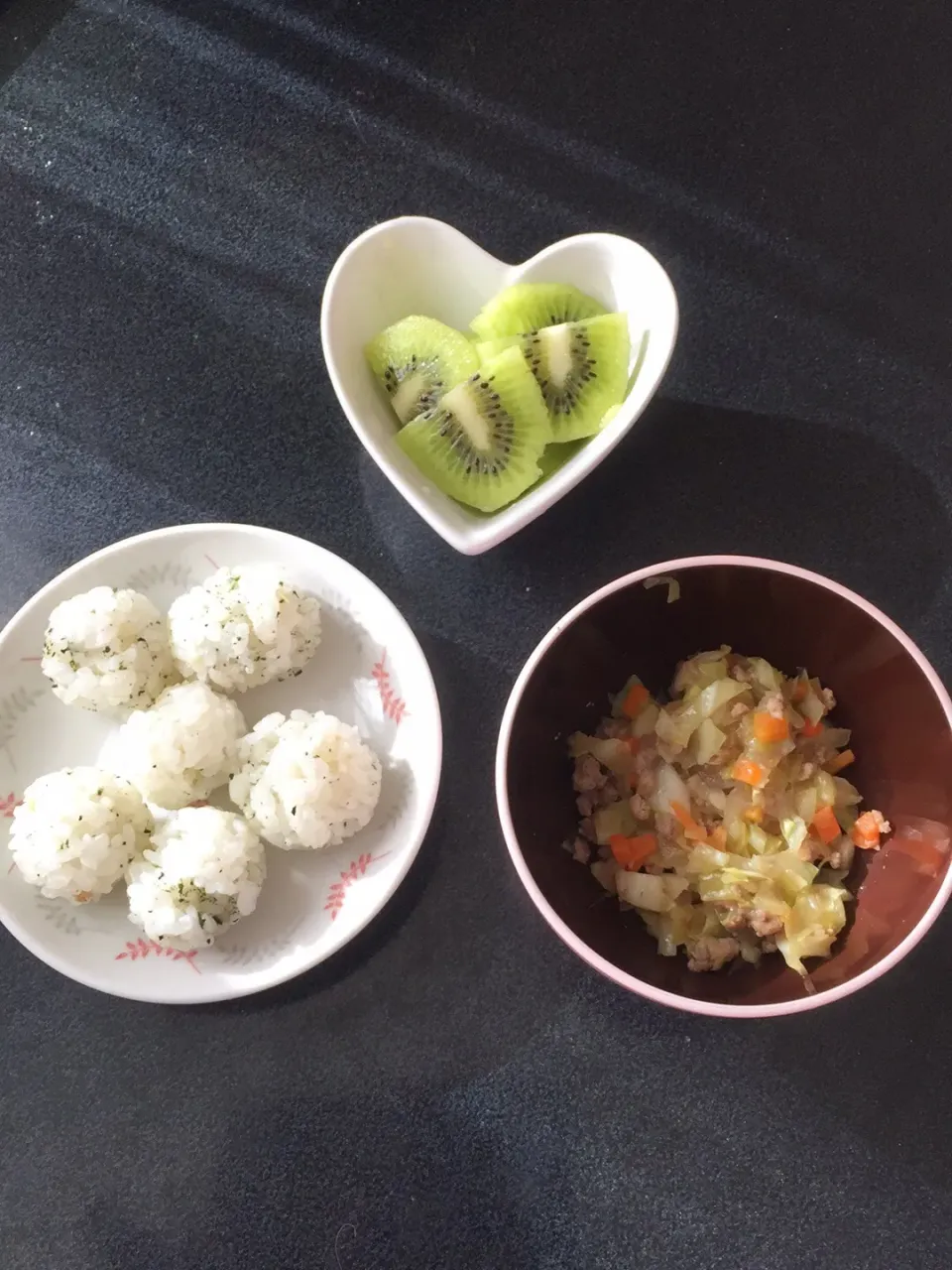 離乳食 朝
・ふりかけおにぎり
・肉野菜炒め
・キウイ|ぺろたんさん