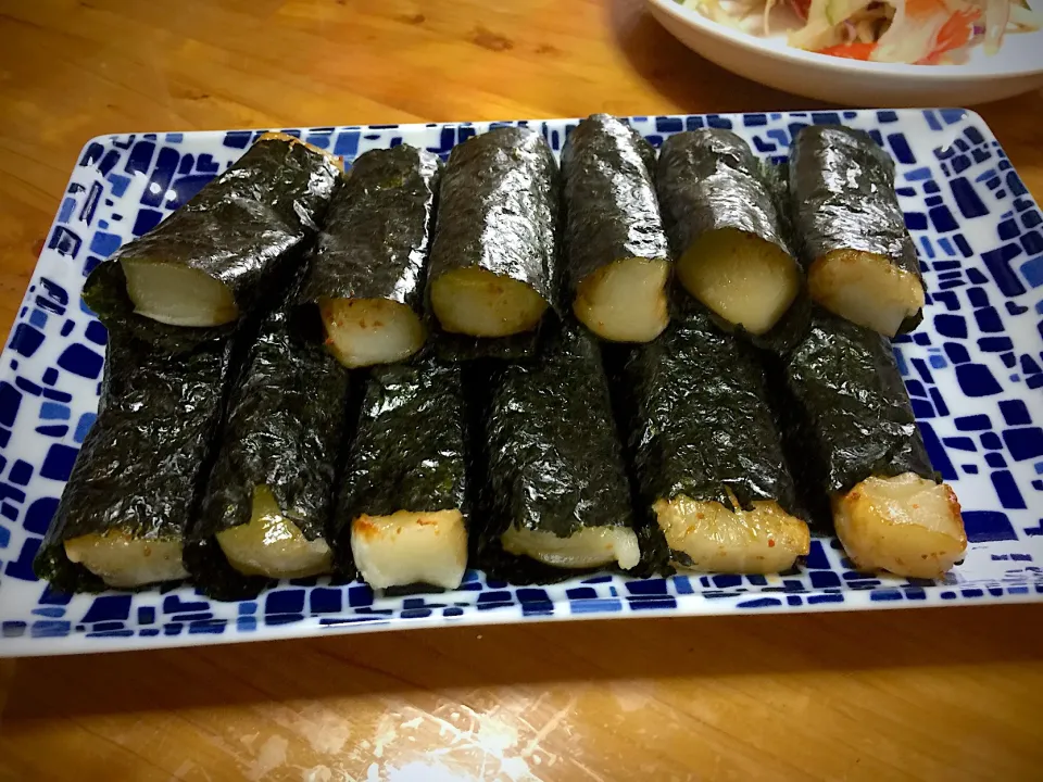 お餅を焼き…甘辛醤油タレを絡めて…海苔を巻きました〜♪|keikoさん