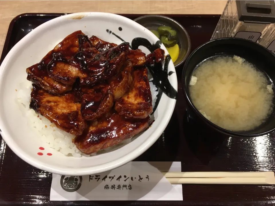 新千歳空港で豚丼|フージさん