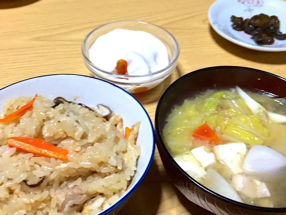 Snapdishの料理写真:炊き込みご飯と芋の子汁
デザートは柿のヨーグルト|Noriko Hosokawaさん