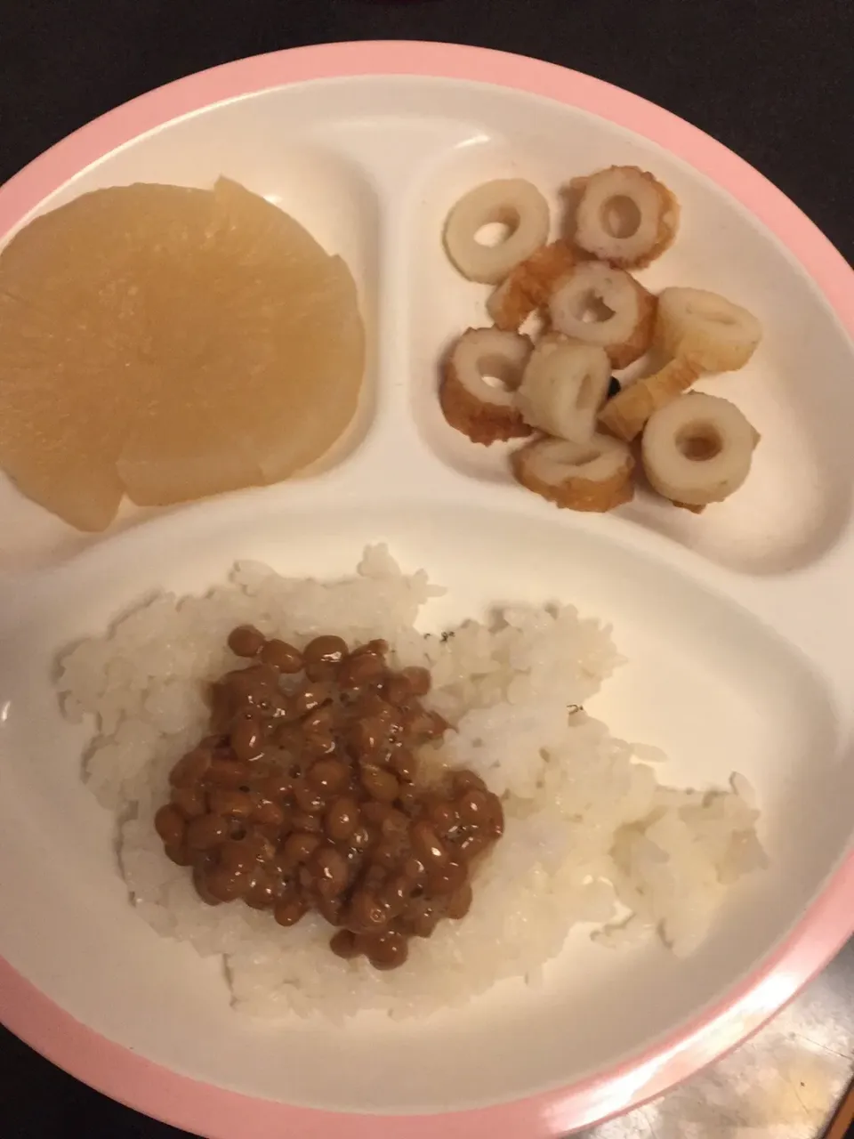 離乳食 夜
・納豆ごはん
・おでんの大根
・おでんのちくわ
・ぶどう(写真なし)|ぺろたんさん