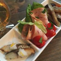 Amiちゃんの wait a moment”☝️ちょっとこれで待っててね💓風 鯖の燻製・モルタデッラ・そして筑前煮😂🇯🇵🇮🇹