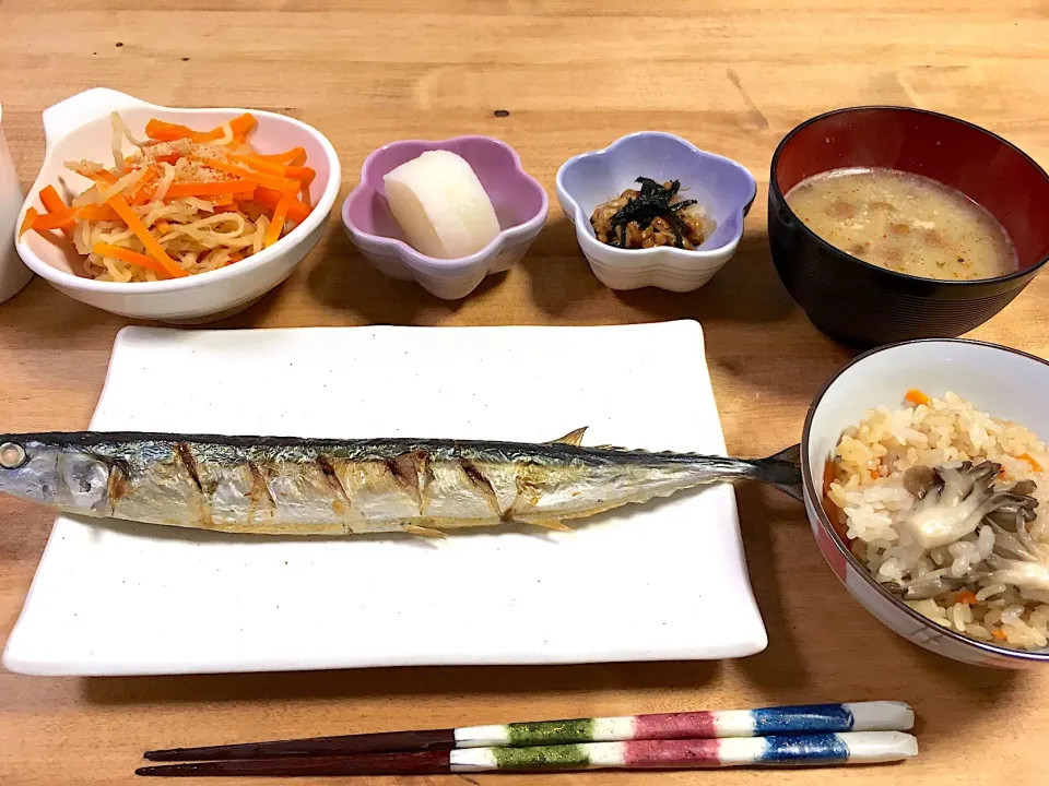 さんま
炊き込みご飯
切り干し大根と人参の炒め煮
なめこの味噌汁
納豆
べったら漬け|かおちゃんさん