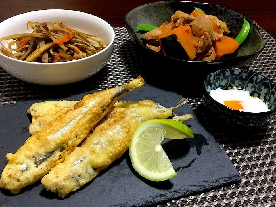 ししゃもの天ぷら
カボチャと鶏肉の煮物
きんぴらごぼう
温泉卵|みっきーさん