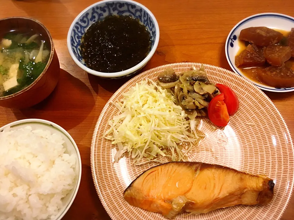 12/7 夕飯♪  焼き鮭  キノコマリネ  大根味噌煮  味噌汁|ikukoさん