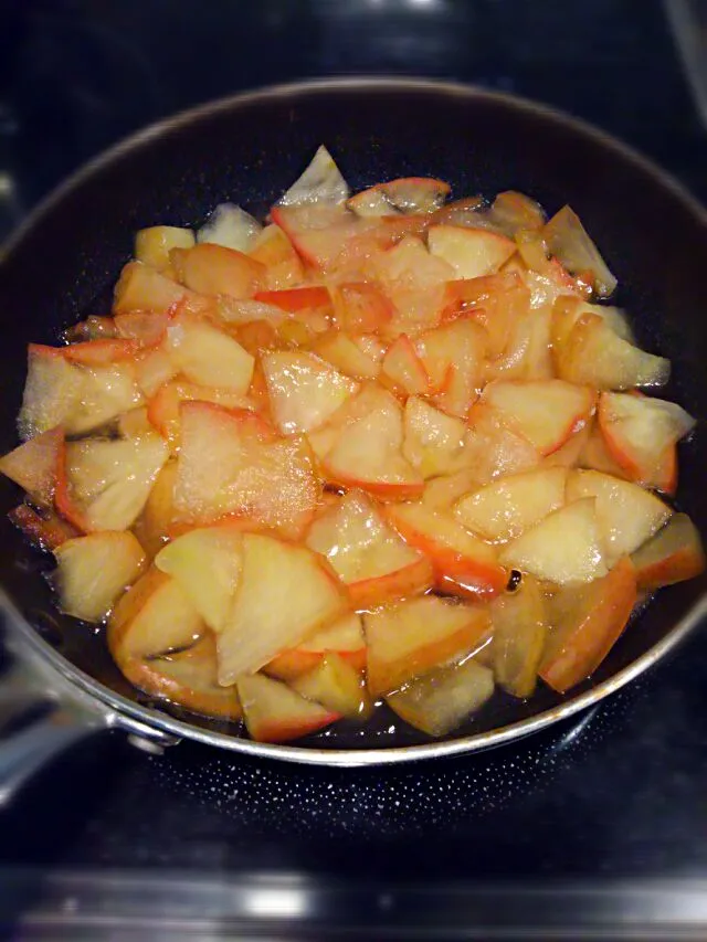 🍎煮詰めています　林檎ジャムになるのかな🍎|みるくここあさん