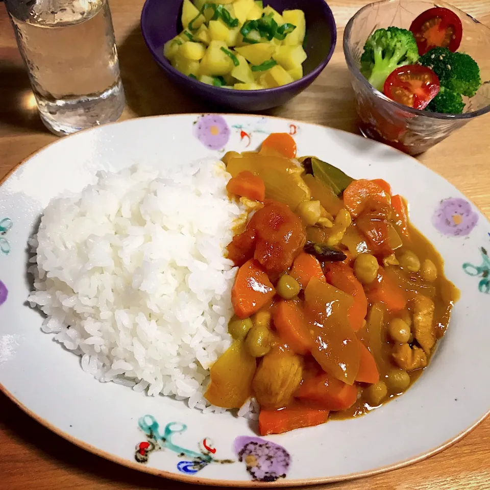 鶏肉と豆と野菜のカレーライス／じゃがいもの柚子胡椒和え／ブロッコリーとミニトマトのサラダ|mogwaiさん