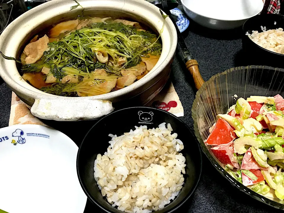 Snapdishの料理写真:もち麦飯、大根肉段々鍋空心菜の芽乗せ、トマトセロリサラダ|ms903さん