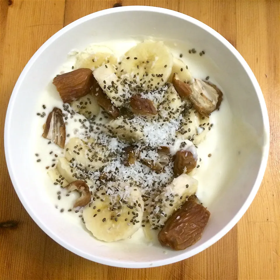 Soy yogurt, dates, bananas, chia seeds and shredded coconut 🍌|MissYumYumさん