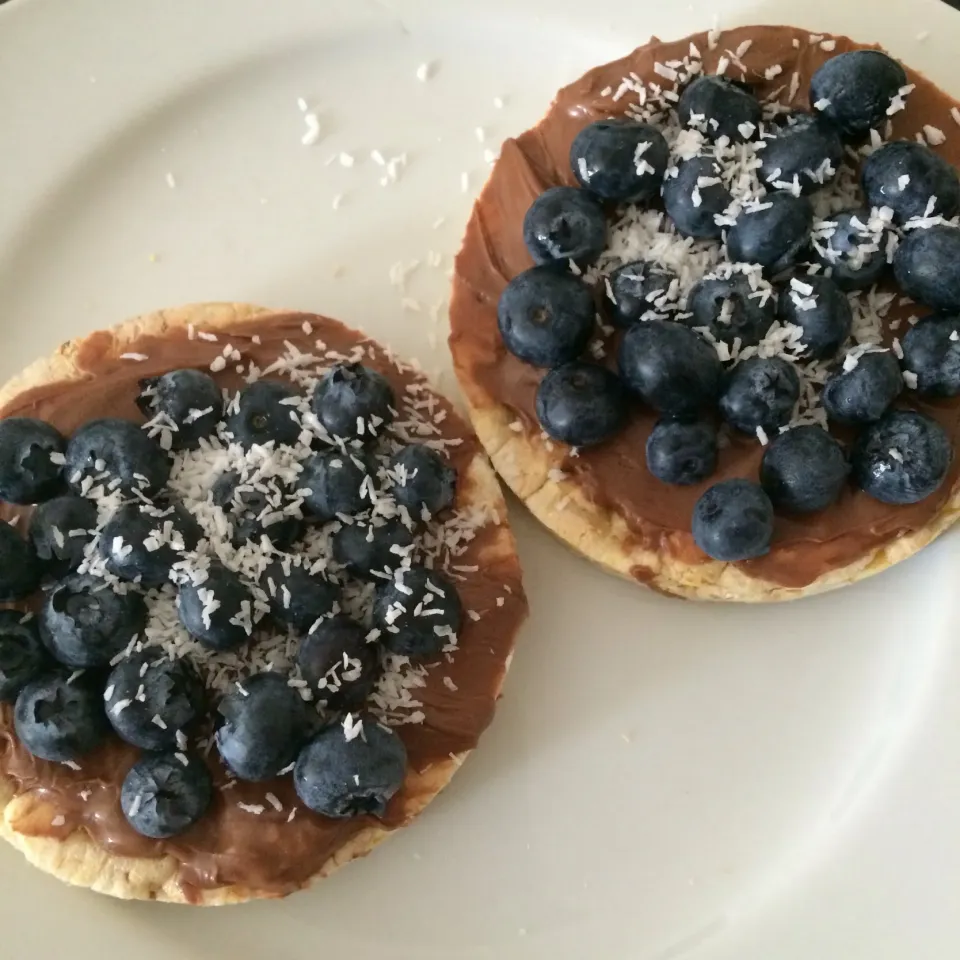 Corn crackers, vegan chocolate spread, blueberries and shredded coconut 🌅|MissYumYumさん