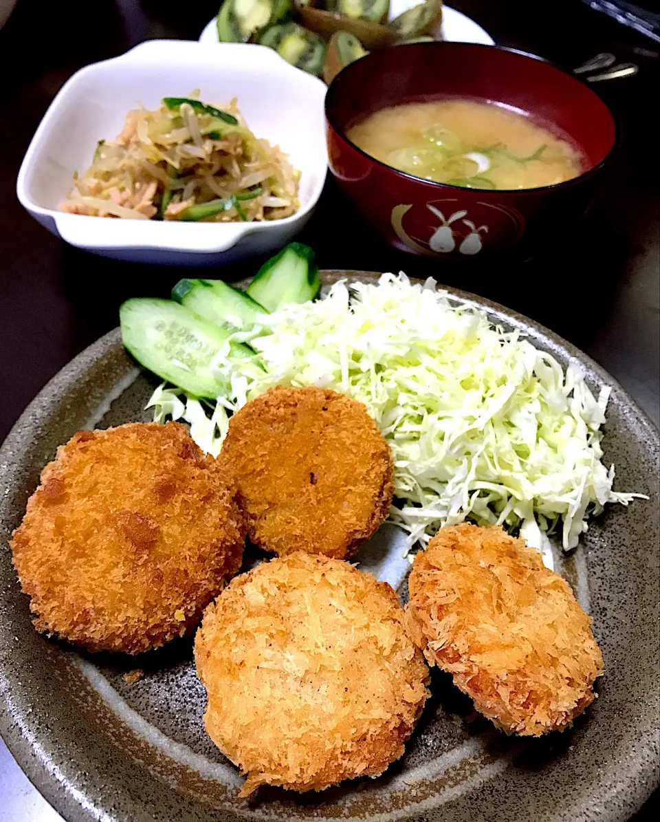 Snapdishの料理写真:エビカツ♡ ハムカツ♡ グラタンコロッケ♡ もやしときゅうりとハムの中華サラダ♡ キウイ🥝|yumikoさん