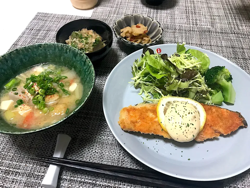 ばんごはん。サーモンフライ、ごろごろ野菜のお味噌汁、レンコンのきんぴら、冷奴。|yukiさん