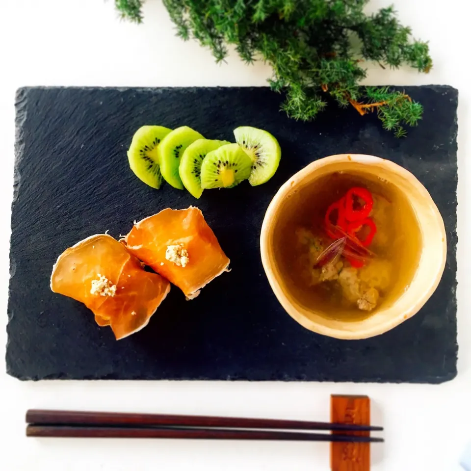 Snapdishの料理写真:生ハム巻き手毬寿司🍣  鰯のつみれ汁🐟 #和んプレート|sakiさん