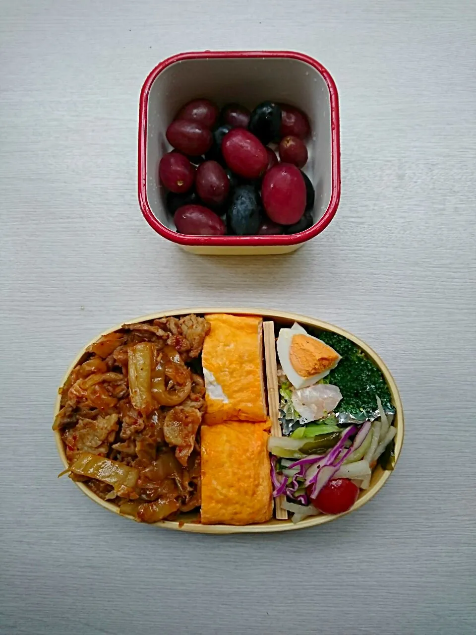 Snapdishの料理写真:豚キムチ炒めのっけ 曲げわっぱ弁当|kazさん