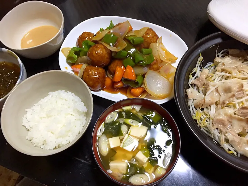 晩ごはん
肉だんごの甘酢あんかけ酢豚風
もやしと豚肉タジン鍋に入れただけ
もずく
お味噌汁|さちっこさん