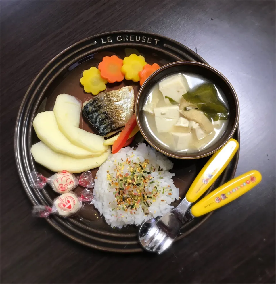 12/8❁息子 朝ごはん☀️
焼き鯖🐟
お豆腐・お揚げ・わかめのお味噌汁
ふりかけごはん
人参グラッセ🥕
パプリカ
りんご🍎|つんさん