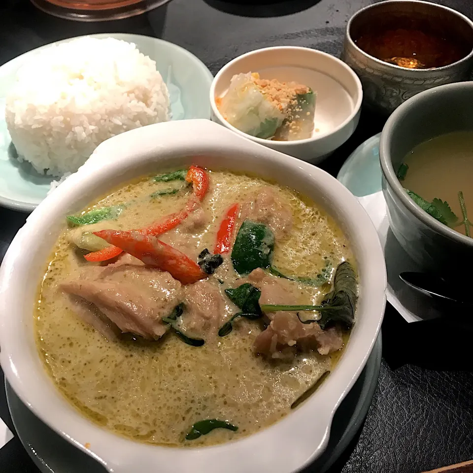 ゲーン・キィオ・ワン・ガイ(鶏肉入りグリーンカレー)@オールドタイランド(新橋)|塩豚骨さん