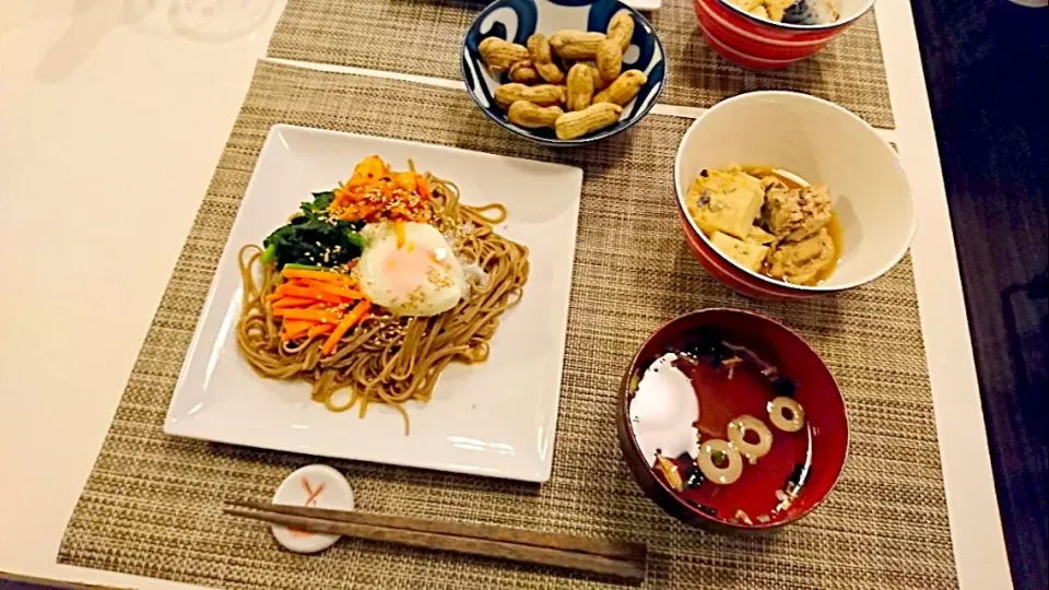 今日の夕食 キムチのせ蕎麦、豆腐とサバ缶の煮物、お吸い物、ゆで落花生|pinknari🐰🌈さん