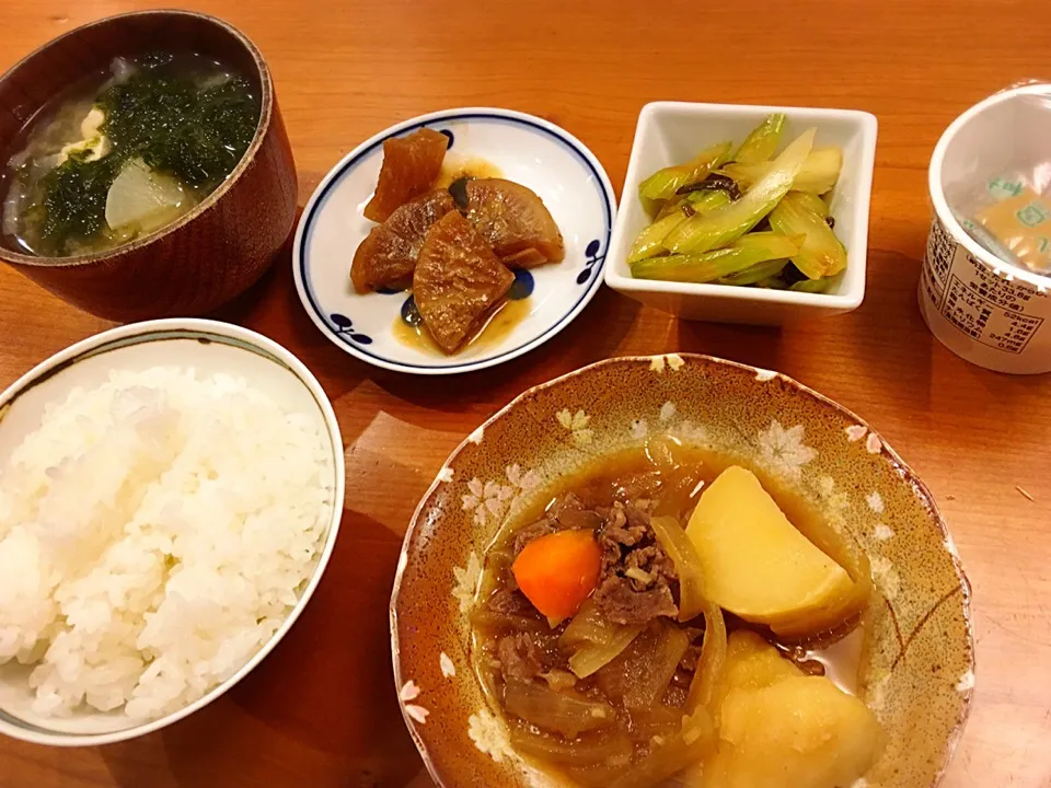 12/8 夕飯♪  肉じゃが  アオサの味噌汁 セロリの塩昆布和え 納豆 大根味噌煮|ikukoさん