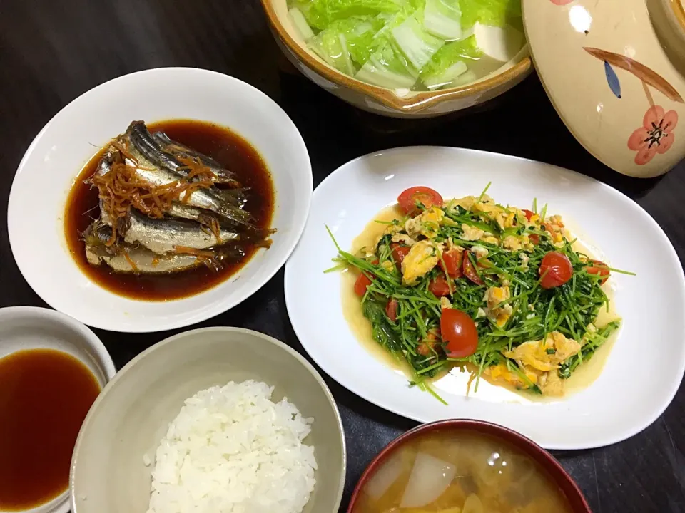 Snapdishの料理写真:晩ごはん
いわしの甘露煮
豆苗とトマトと卵ののごま油炒め
湯豆腐
お味噌汁|さちっこさん