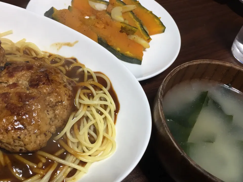 カレーハンバーグパスタ！！かぼちゃニンニクソテー！わかめ味噌汁！華金（＾ν＾）|ごはんーさん