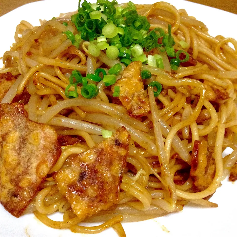 Snapdishの料理写真:もやし焼きそば💛カープソースとイカの姿フライでね〜😍❤️|まいりさん