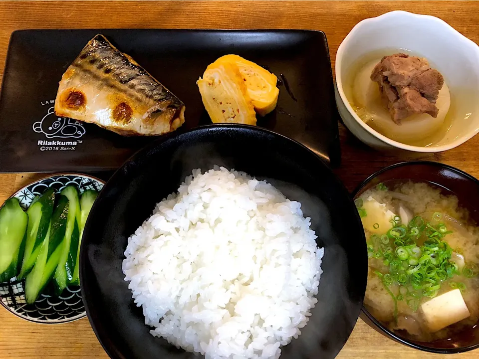 Snapdishの料理写真:鯖の塩焼き、たまご焼き、豆腐の味噌汁、かぶと豚肉の煮物、きゅうりの浅漬け|akaneさん