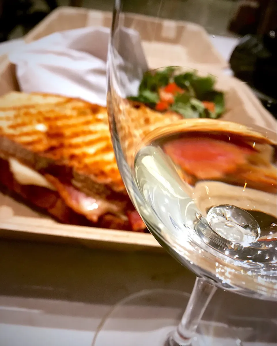 ワイナリーで撮ったパニーニと白ワインのランチ #seattle #winery  #白ワイン  #panino  #パニーニ  #lunchbox  #usa #chateau|hideさん