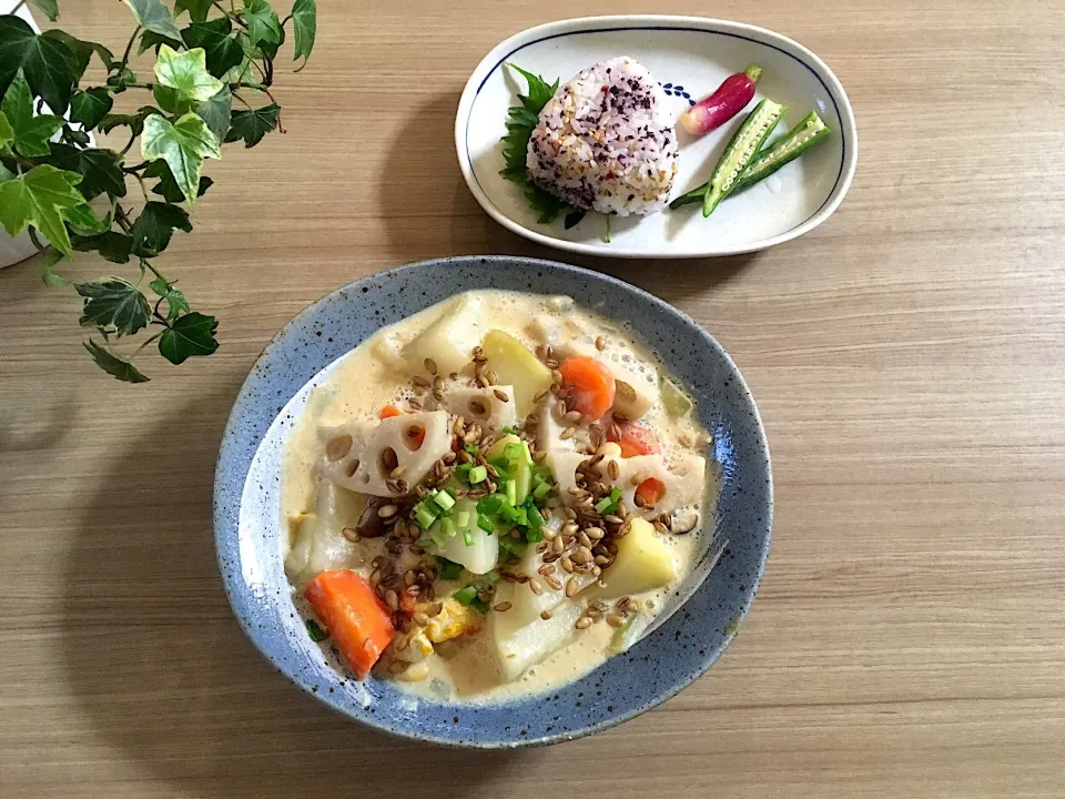 Snapdishの料理写真:根菜豆乳スープで朝ごはん|michicoさん