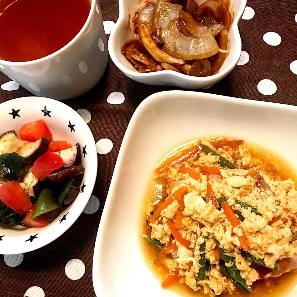 鶏肉のけんちん蒸し♡玉ねぎのデミグラスソース煮♡なすとトマトの和え物♡キムチスープ♡|まゆかさん