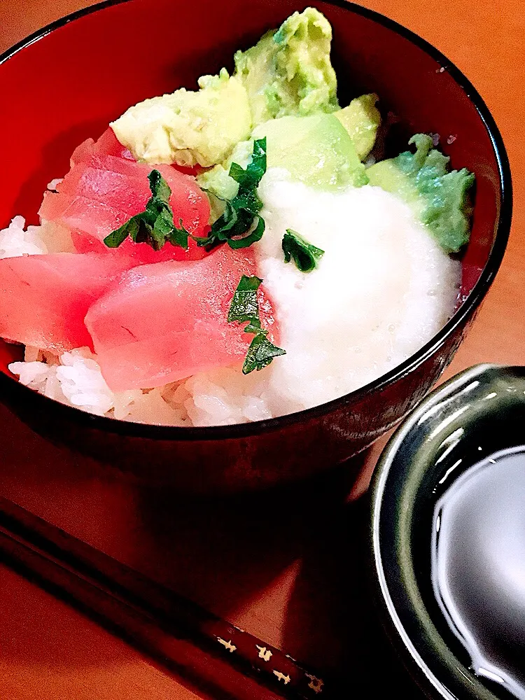 マグロアボカド丼とろろ添え|かとうさん