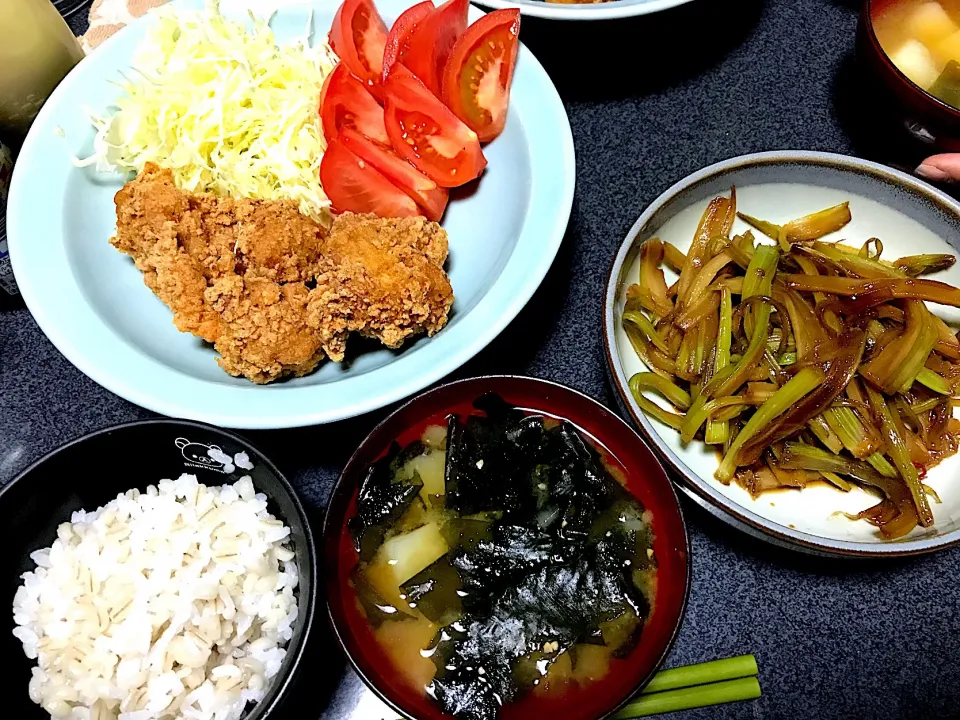 Snapdishの料理写真:もち麦飯、セロリのキンピラ、コッコちゃん唐揚げ、キャベツトマト、じゃがいもワカメ味噌汁|ms903さん