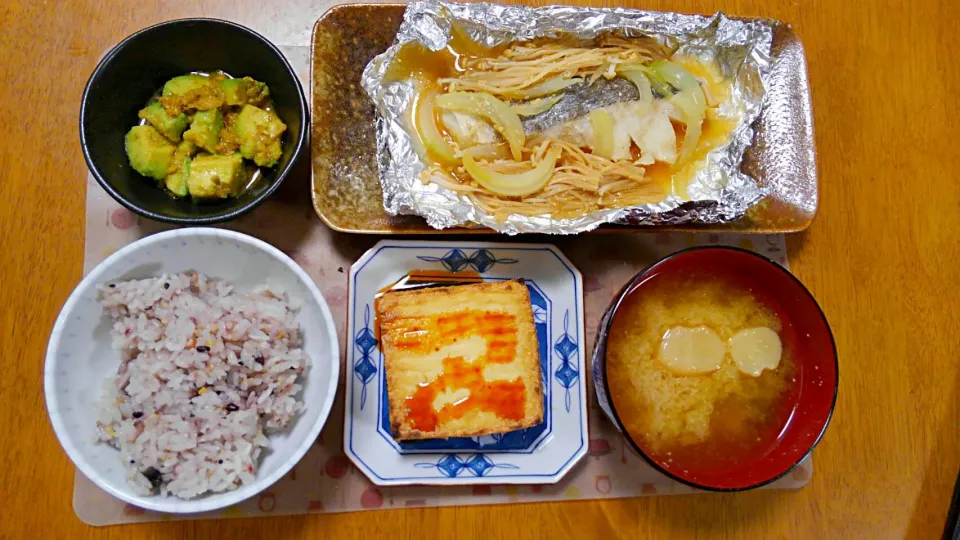 １１月13日　鱈のホイル焼き　アボカドの薬味ポン酢和え　厚揚げ　お麩のお味噌汁|いもこ。さん