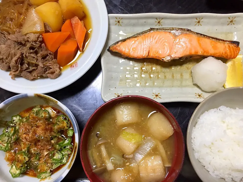 晩ごはん
焼き鮭
肉じゃが 
とろろとオクラ
お味噌汁|さちっこさん