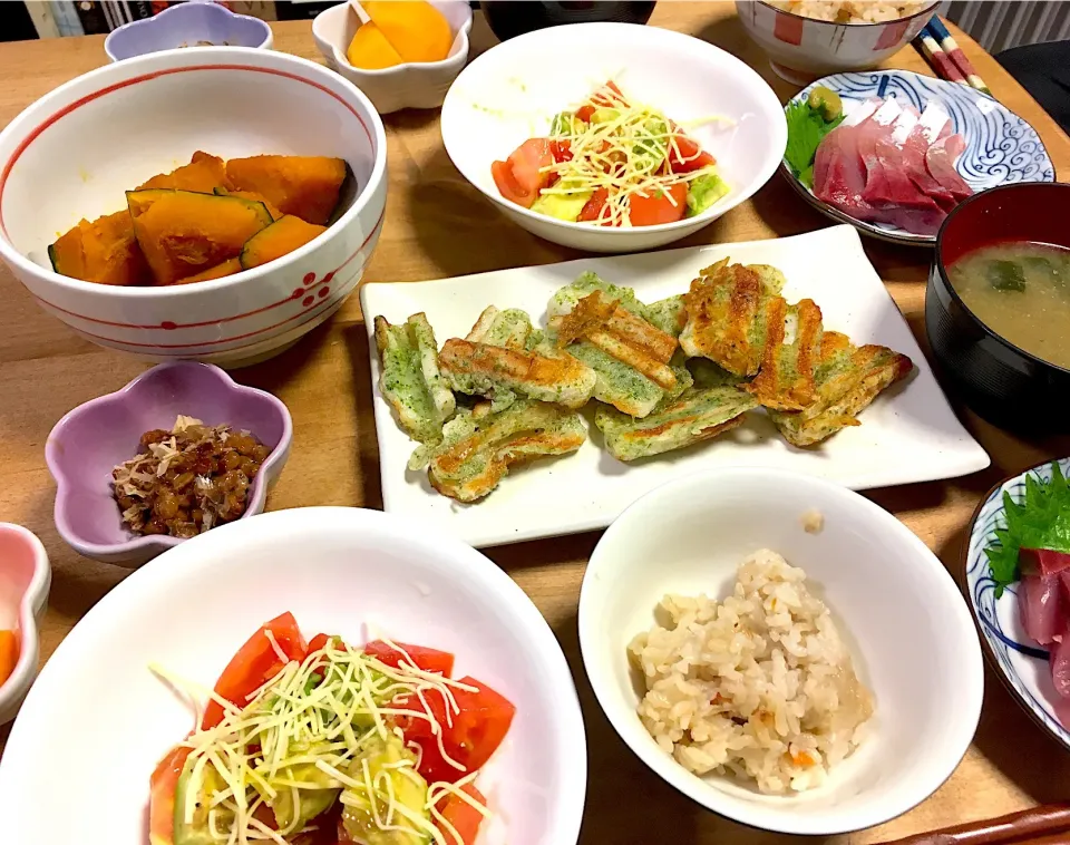 和食ご飯♪ ハマチの刺身 かぼちゃの煮付け アボカドとトマトのサラダ ちくわの磯辺揚げ 炊き込みご飯 とろろ昆布の味噌汁 納豆 柿|かおちゃんさん